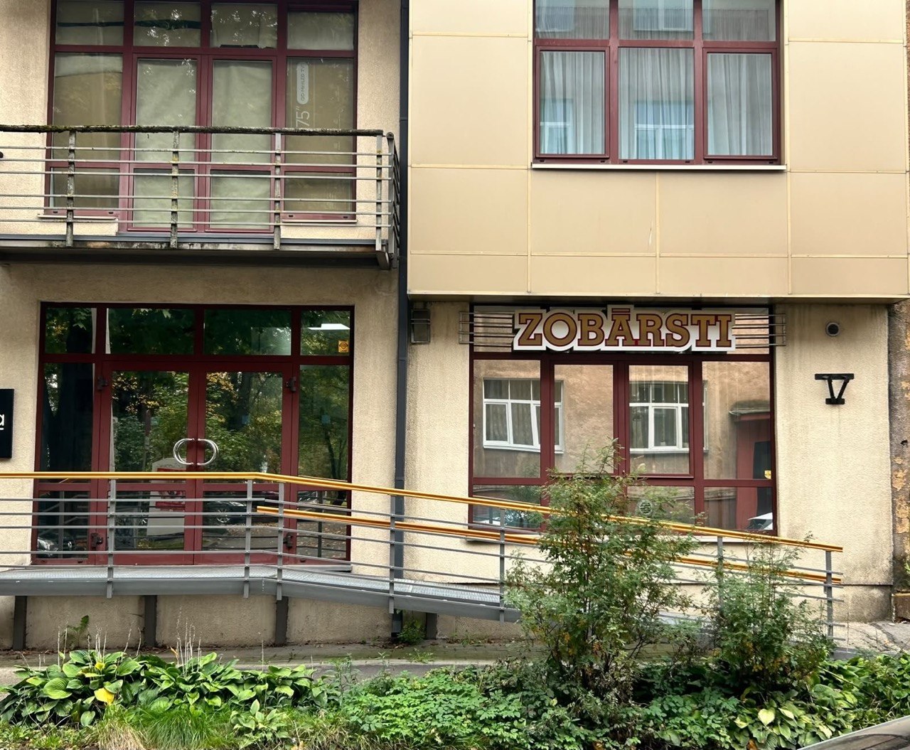 Klīnikas fasāde ar ZOBĀRSTI zīmi uz Valguma ielas